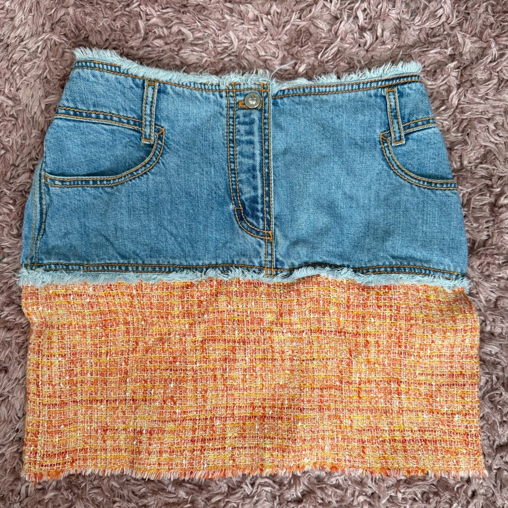 Escada vintage skirt no sizing but I would say it’s around a zero-two